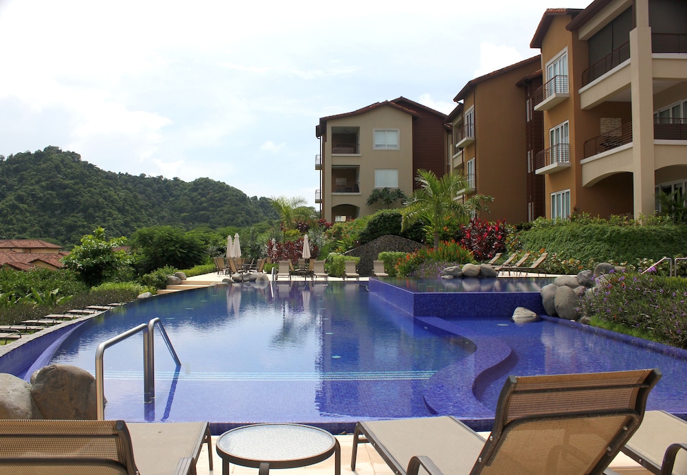 CR Luxury Los Sueños Condos