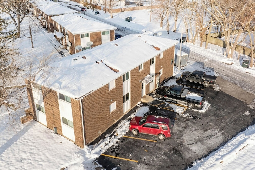 Renovated Apt w/ A/c, Wifi & Free Parking