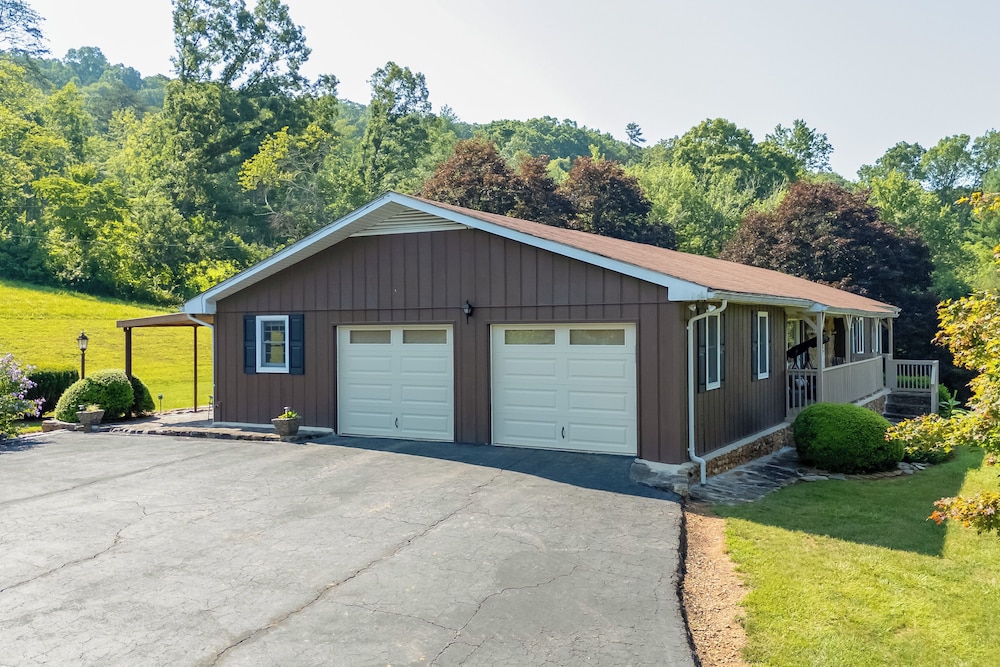 11 Mi to Asheville: Scenic Retreat w/ Game Room