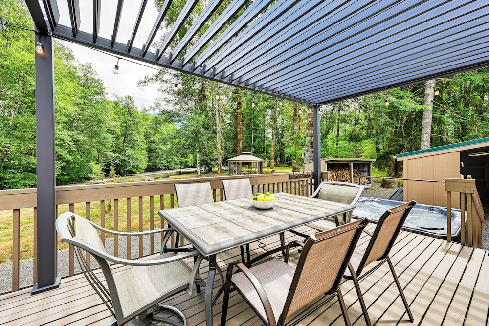 Gateway to Mt Rainier: Riverfront Haven w/ Hot Tub