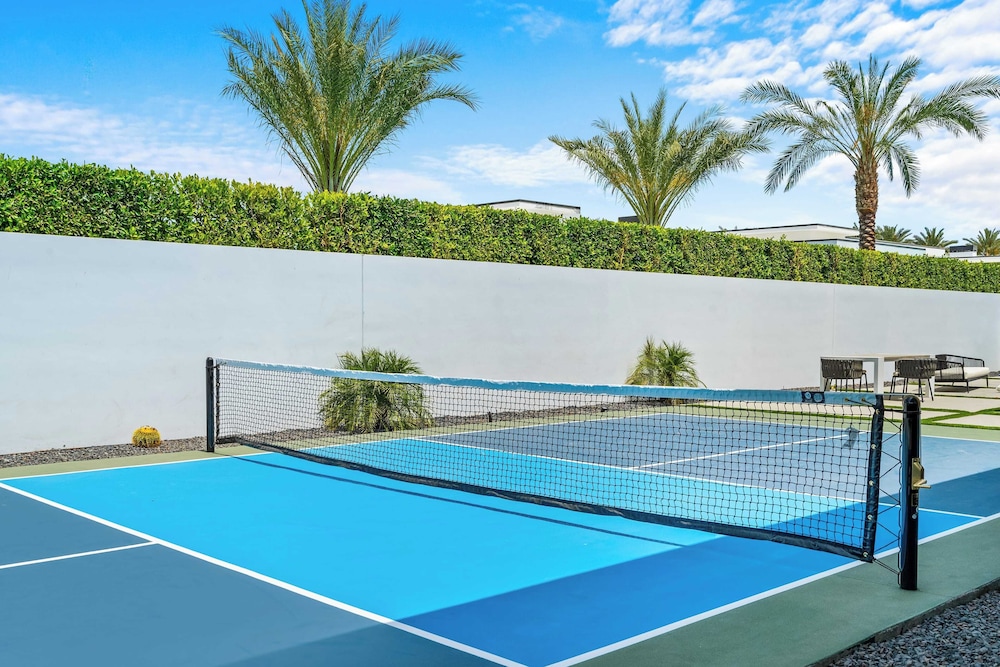 Sleeps 20 Pool, Hot Tub, & Pickleball Stay in Indio Bravo Villa #9