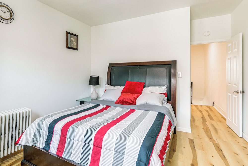 6 Mi to Eagles Games: Stylish Philly Townhome!