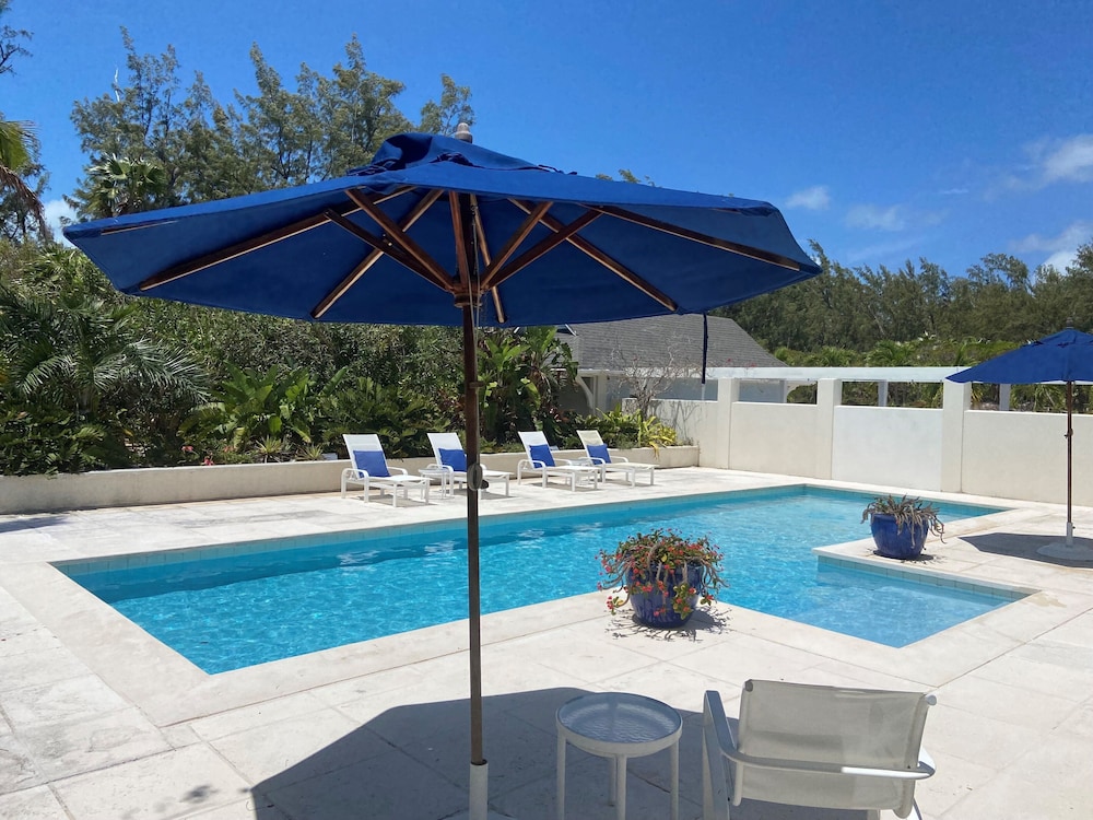 Coastal Charm: Newly Renovated Historic Cottage On The Beach photo 4