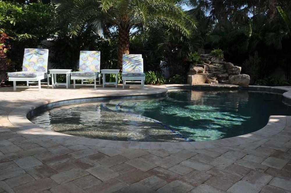 Lizzie Lu's Island Retreat