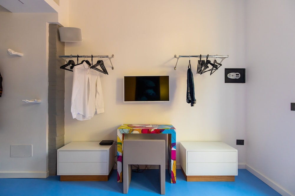 Amana in Naples With 1 Bedrooms and 1 Bathrooms