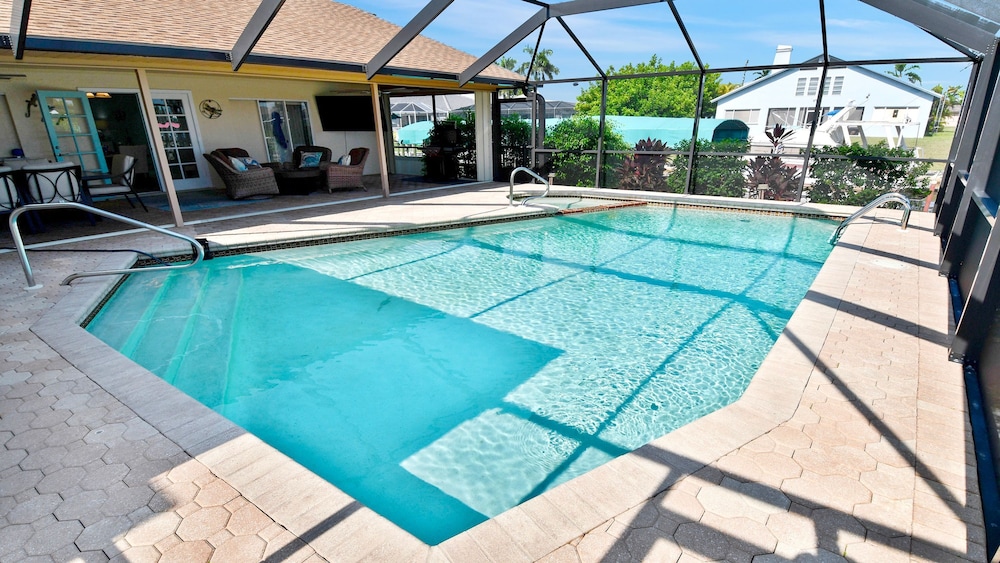 Love Bird Canalfront Villa Lounge Terrace Heated Pool pet Friendly