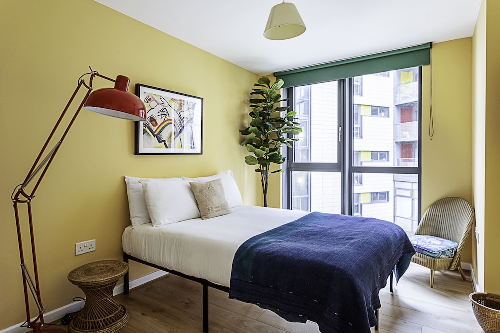 Vibrant and Modern Apartment With Canal Views view 3