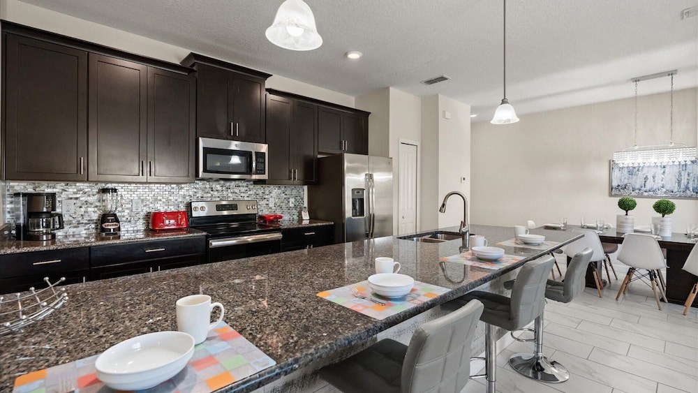 Upstay: Family-friendly 4BR Townhouse w Pool & BBQ