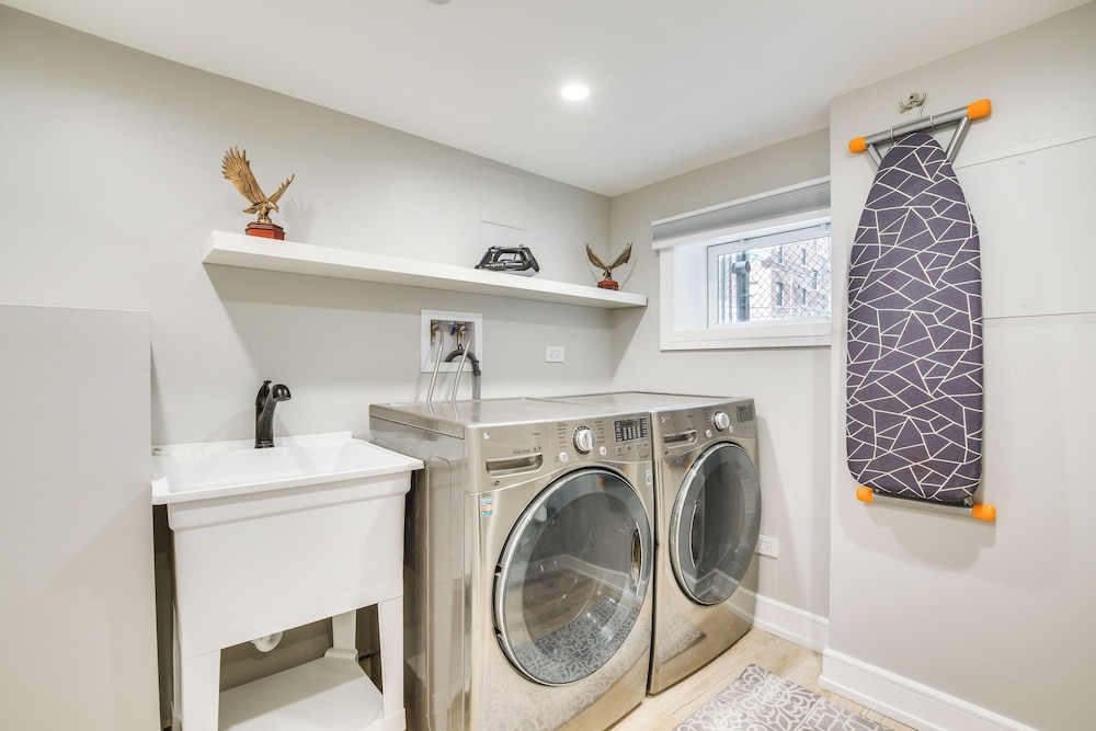 Stylish Chicago Retreat: Walk to Loyola University