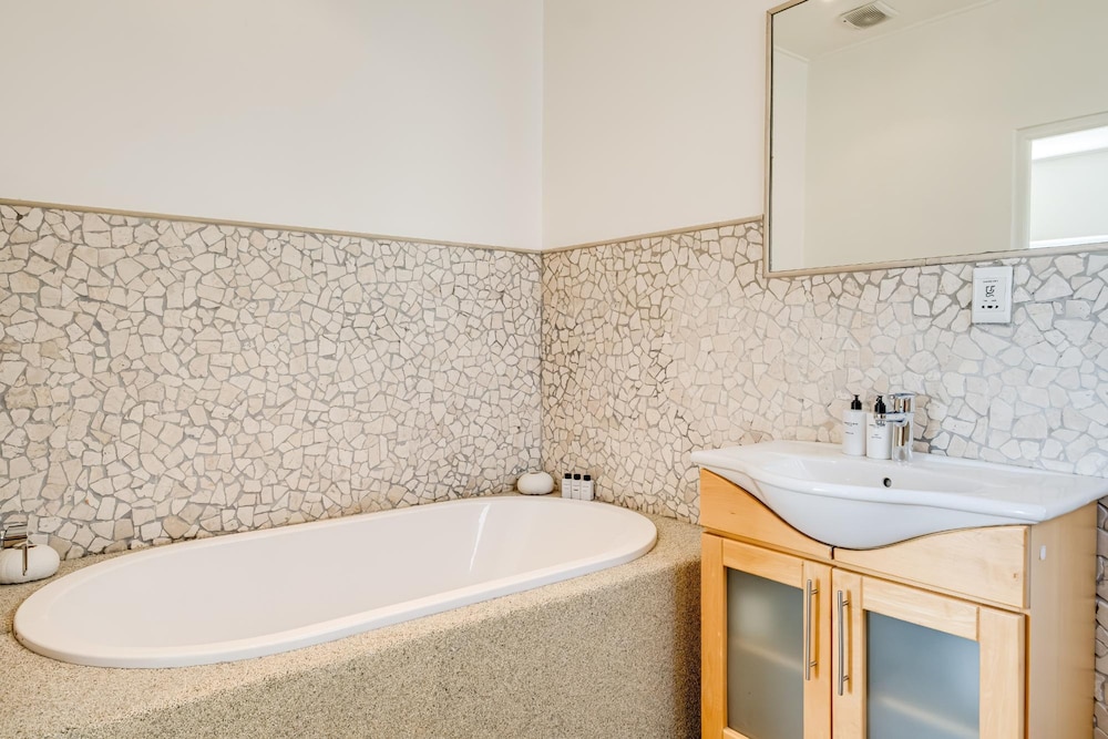 3bed With Indoor Pool and Sea Views The Sanctuary