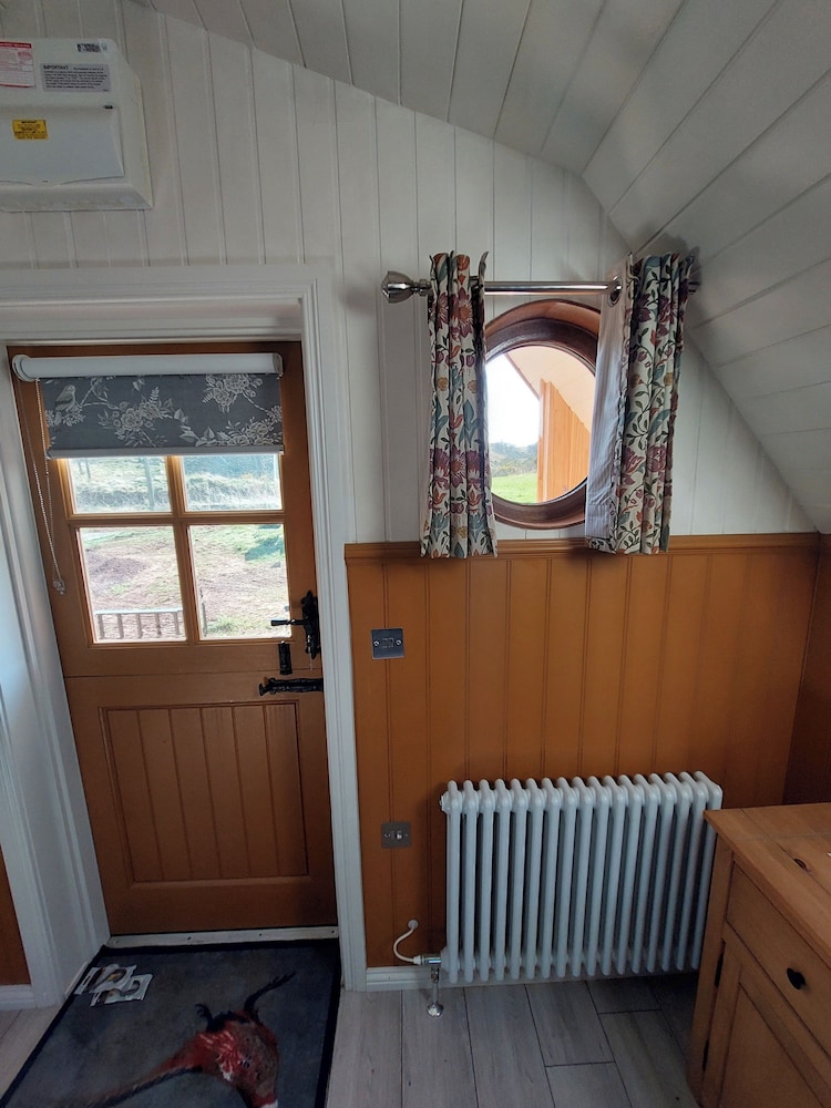 Cosy Countryside Cabin - Sleeps 2, Parking & Farm