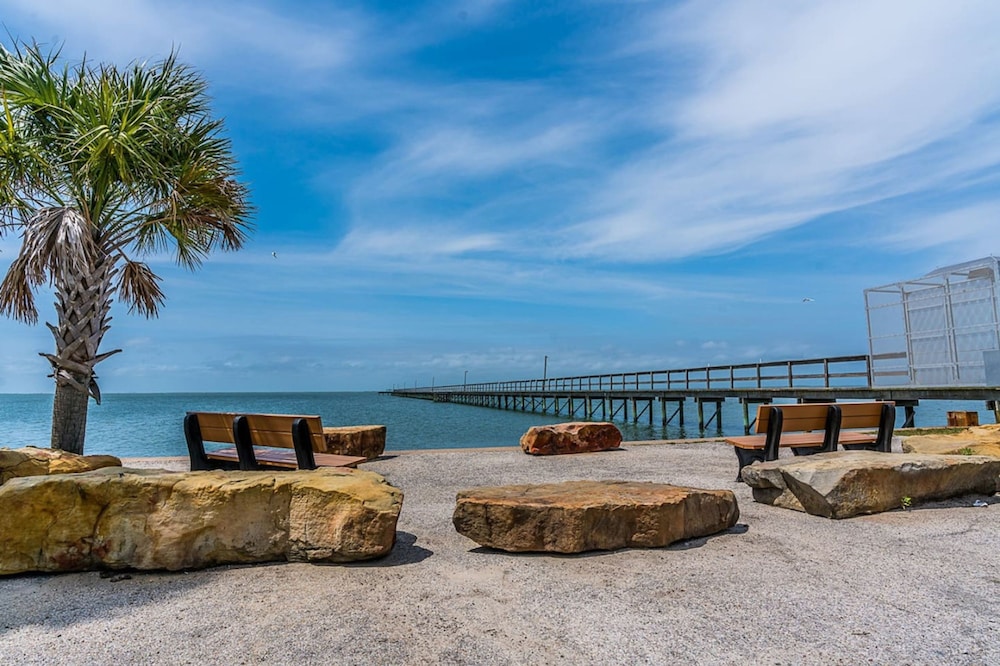 Sunny Daze Walk to Beach 2 Decks Pet Friendly