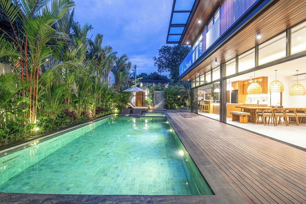 Elegant 6BR Canggu Villa Steps From the Ocean