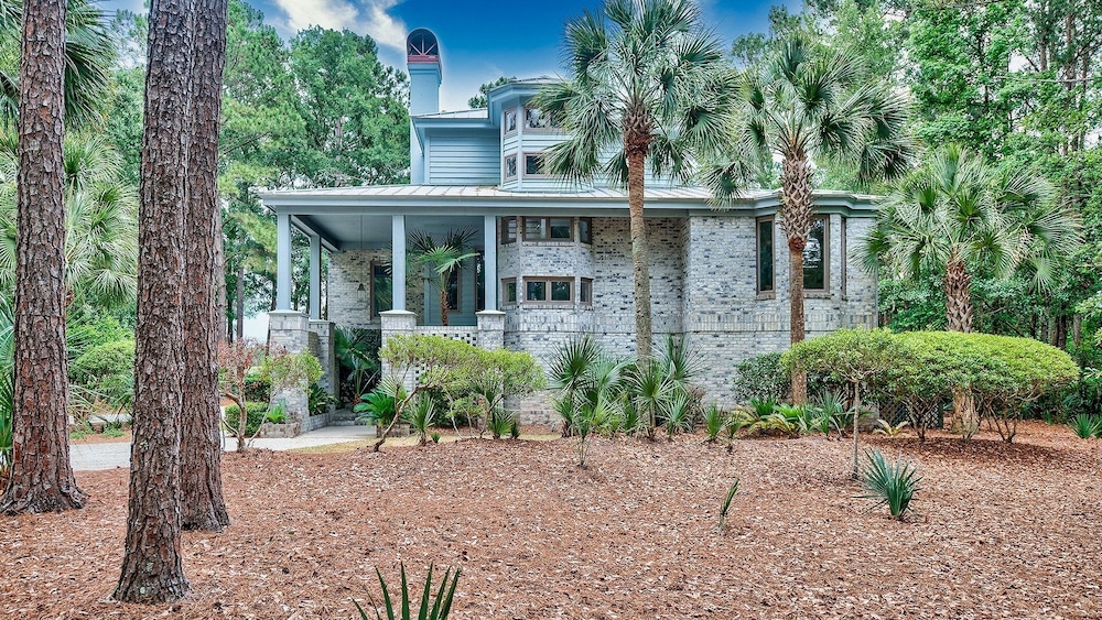 Beautiful Villa Marilyn 4 Bedroom Home by RedAwning