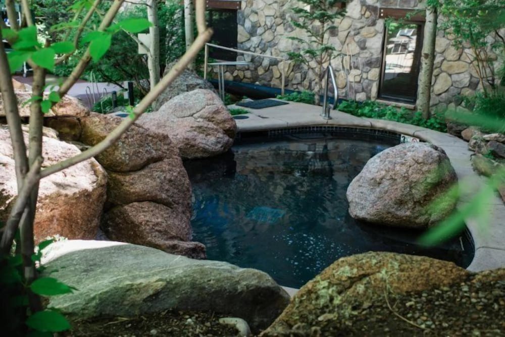 Comfortable 3BR Condo in Downtown Aspen Near Lift 1A With Pool & hot Tub!
