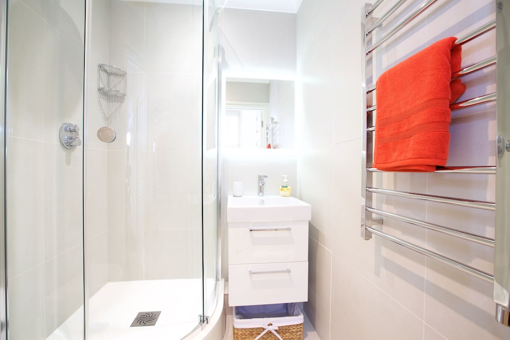 JOIVY English Retro 2BR Apt Near Battersea Park