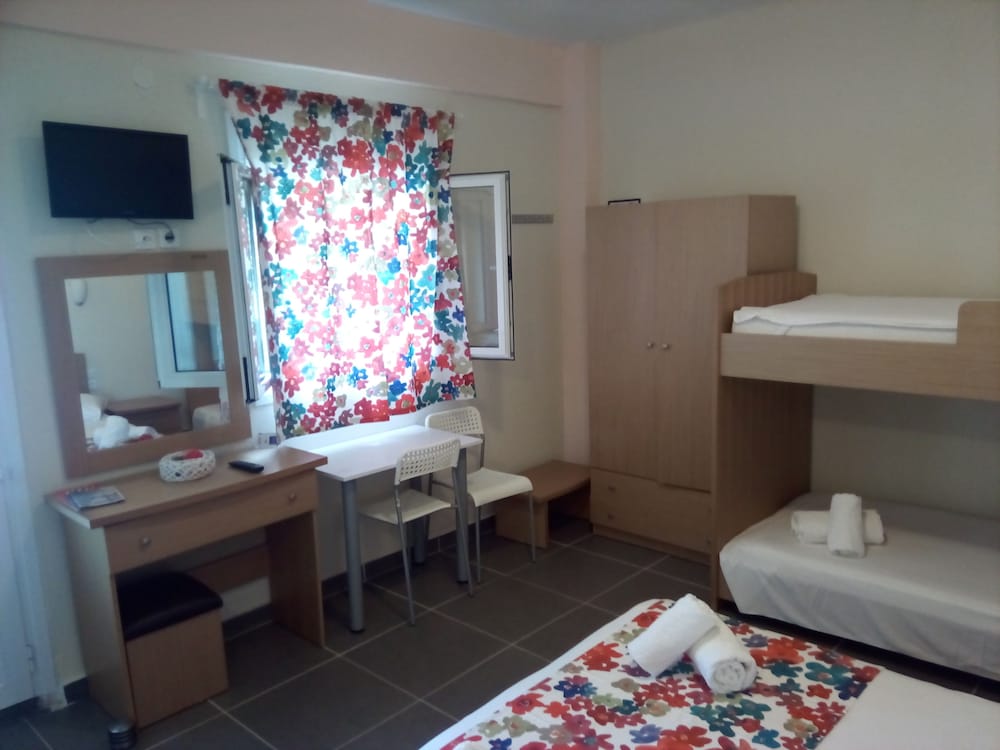 Nikos Apartments