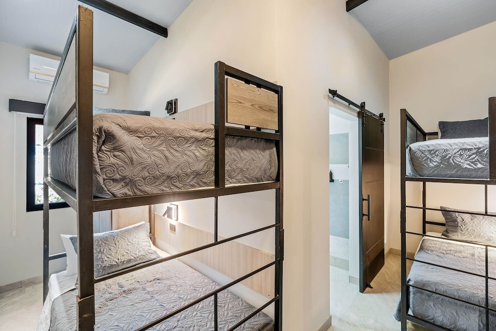 Brand-New 6BD Giant with Private Pool by SPCR