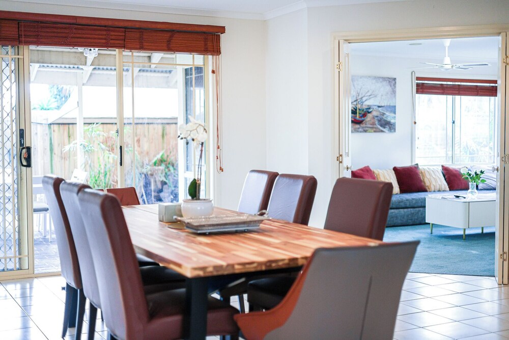 StayAU Family Retreat w/Pool Table in Cranbourne