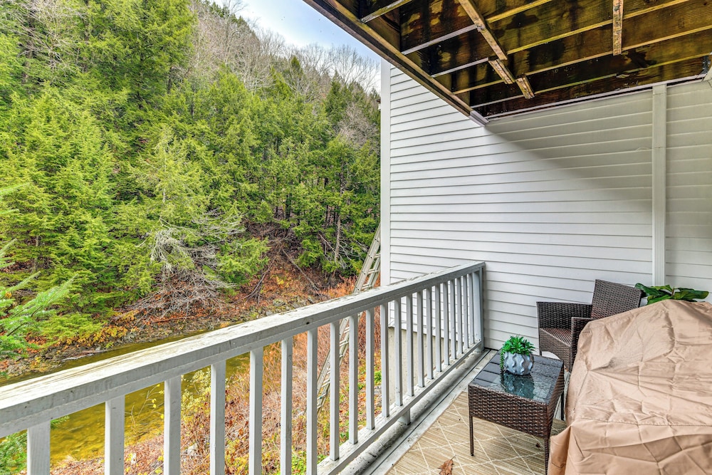 7 Mi to Stowe Mtn! Riverfront Retreat on Main St