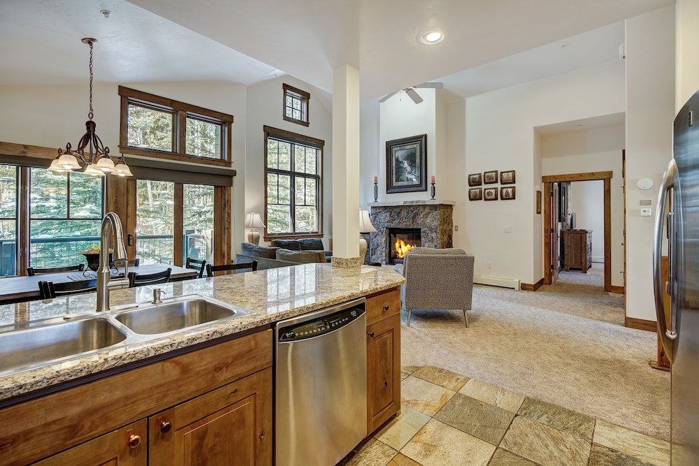 Spacious Upstairs Townhome With Private Garage 2 Bedroom Condo