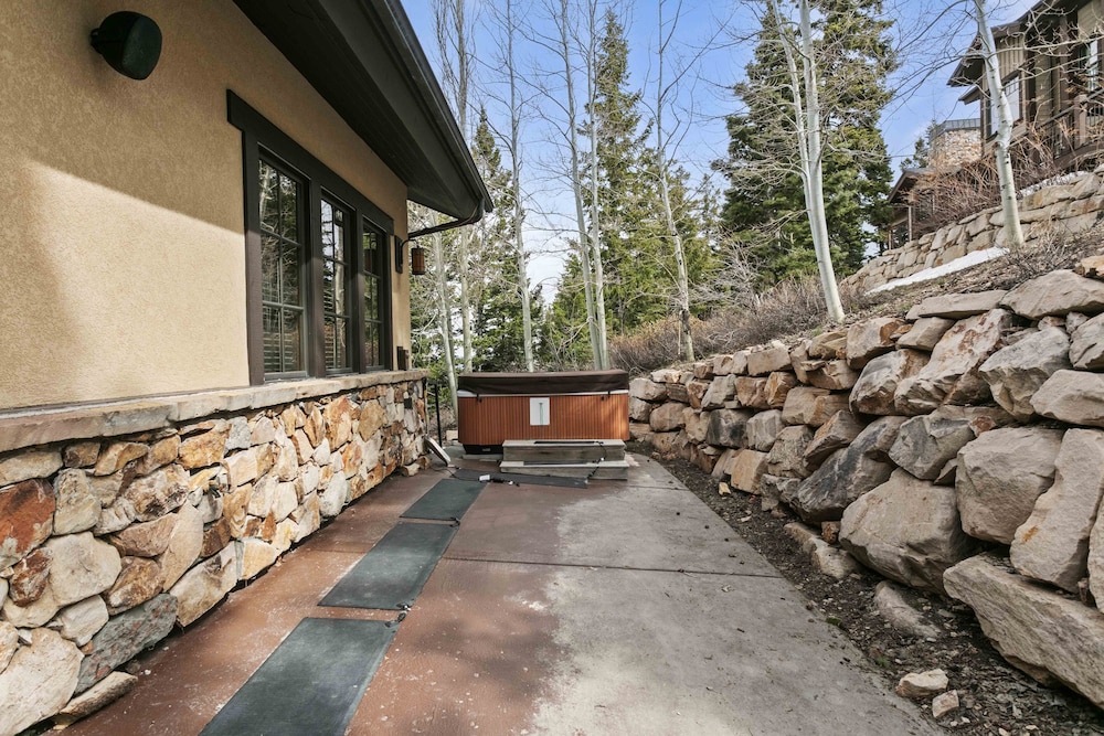 6565 Lookout Drive - Four Bedroom with Spa 4 Condo