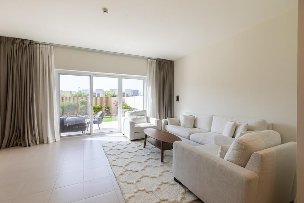 Phaedrus Living Urbana Serenity Escape