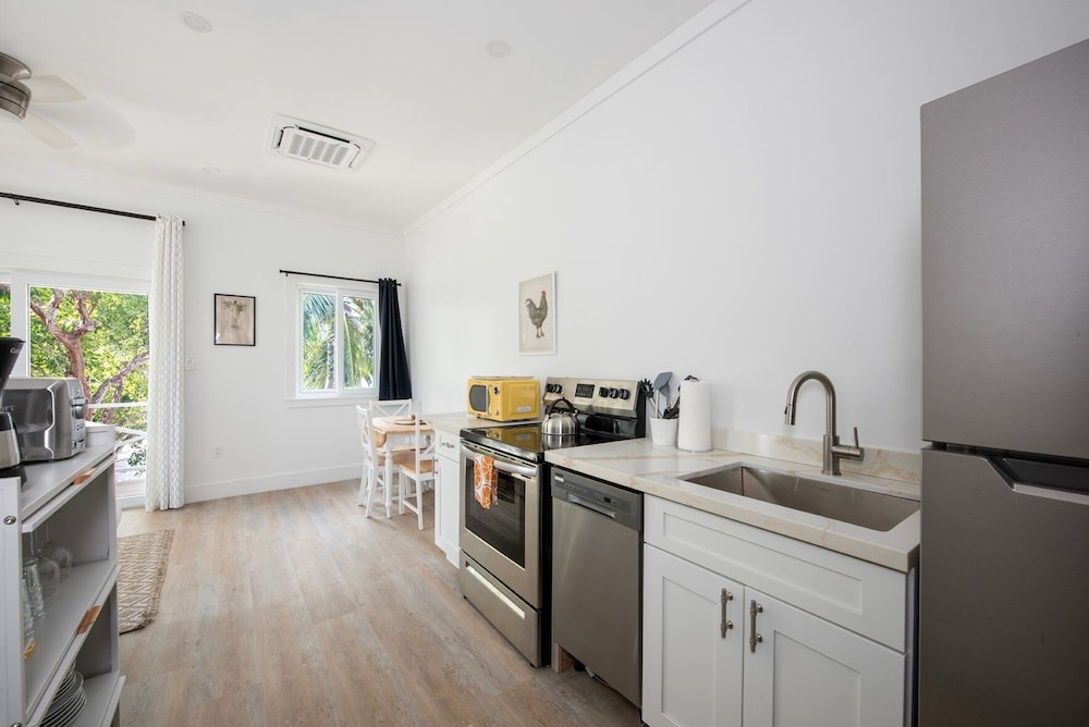 Laughing Bird Studio #7 - Brand New Stylish Apartment, Pool, Bea 1 Bedroom Condo, photo 51