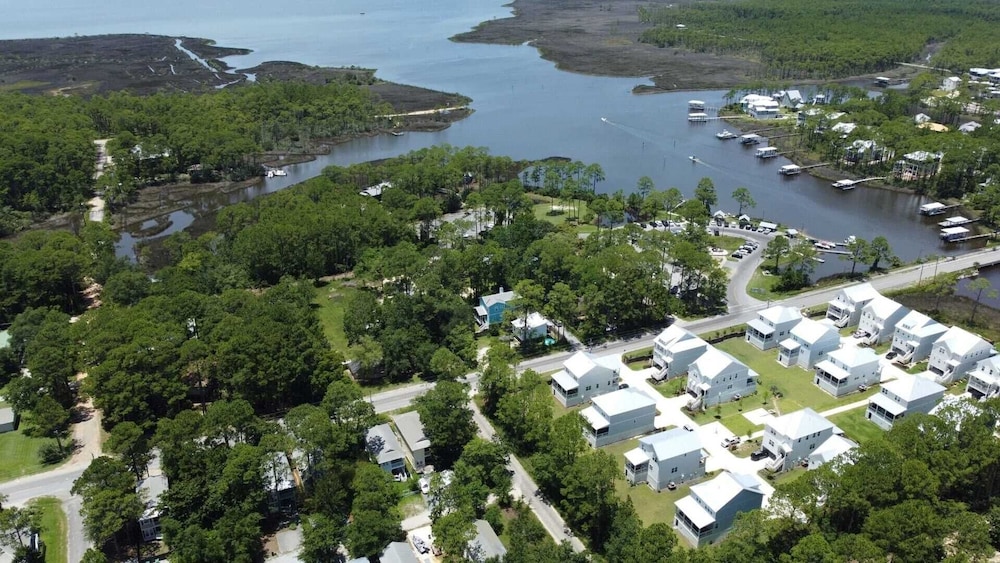 Bayou Bungalow by Avantstay Walk to Boat Ramp & Bay Private Yard