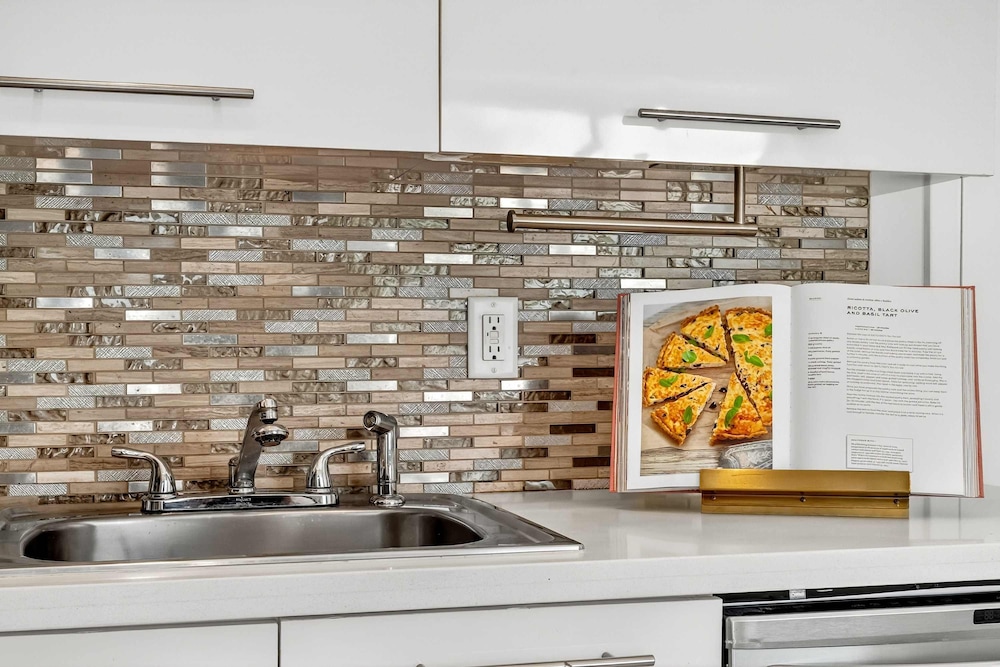 Sleek Kitchenette Queen Bed