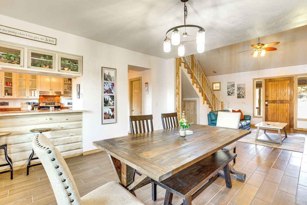 Spacious Cabin w/ Views, Near Lake Lawtonka!