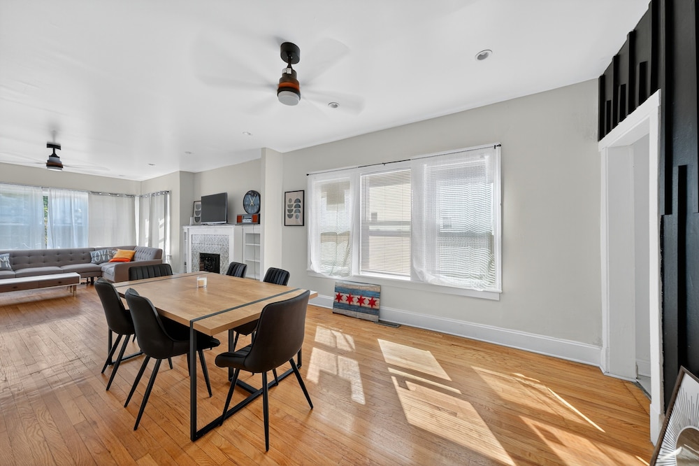 Chicago Getaway With Pool Table & Modern Comfort 3 Bedroom Home