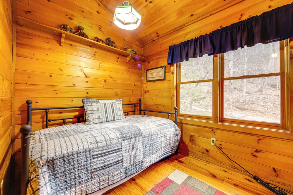 Creek On-site! Cabin 7 Mi to Cataloochee Ski Area