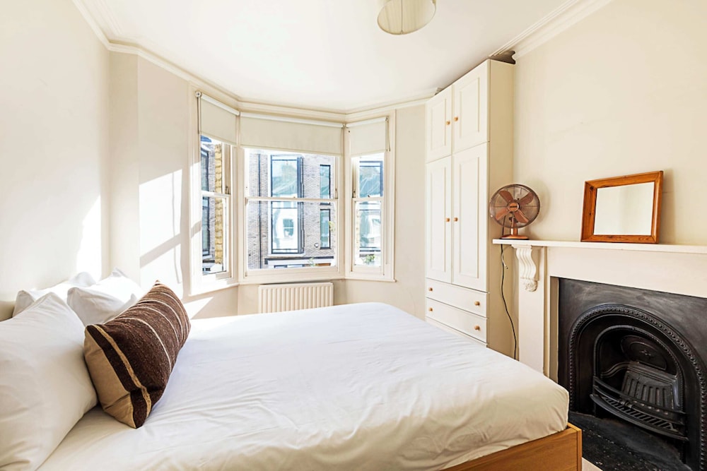 Cosy Flat in Battersea Park view 5