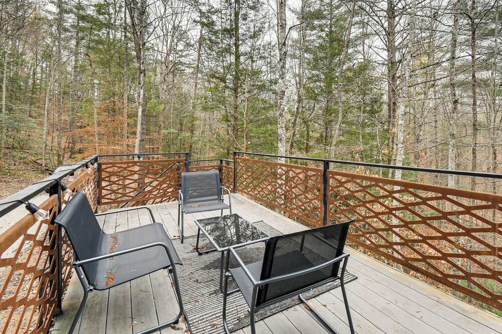 Secluded Red River Gorge Cabin w/ Rooftop Deck!
