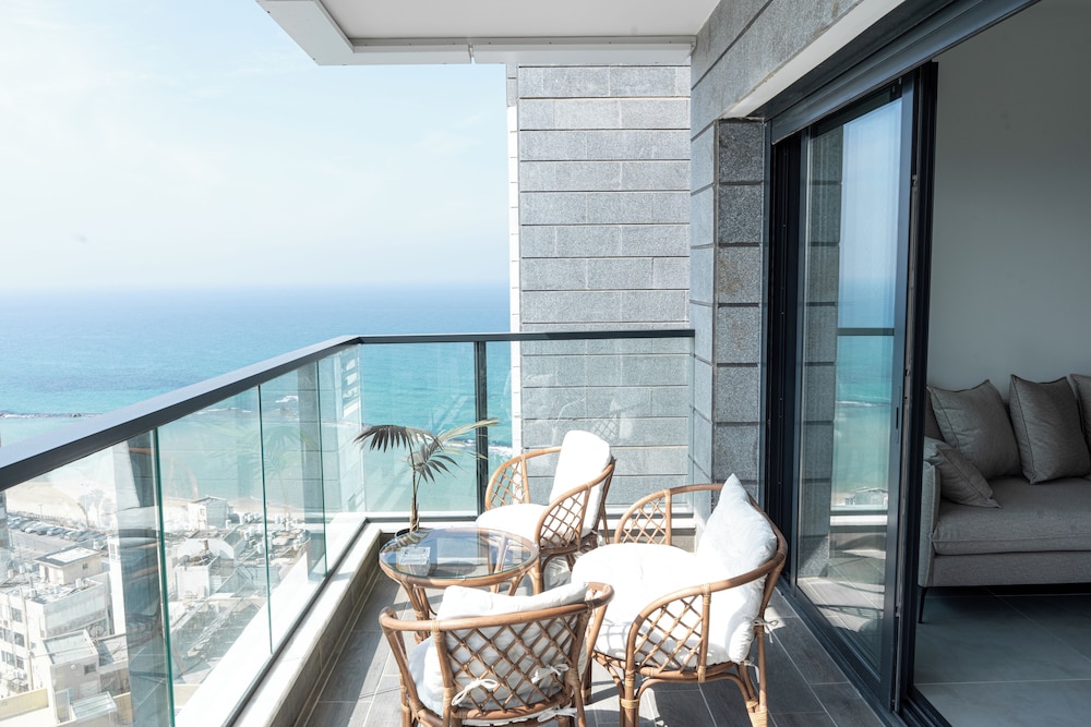 Sea Views & City Vibes on Sokolov