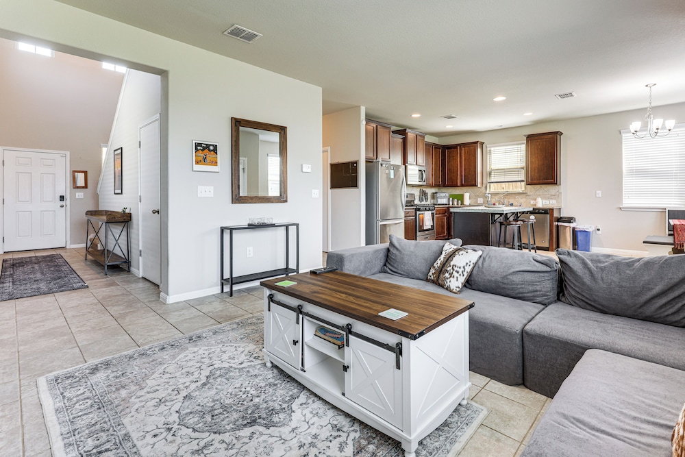 Family Home w/ Pool Access: 5 Mi to Downtown Buda!
