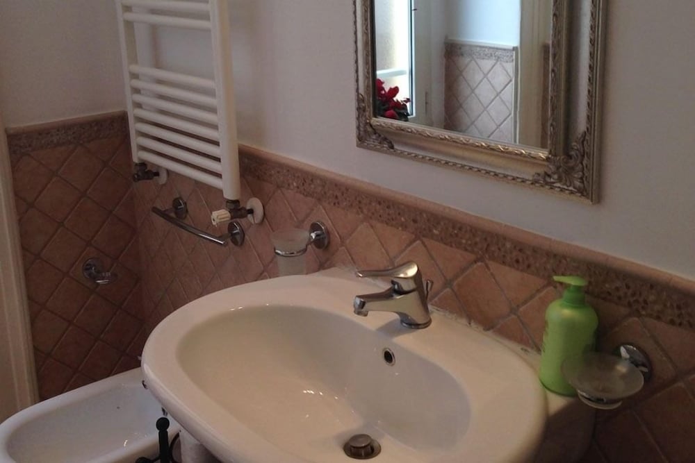 La Dimora dei Baroni en Naples — bathroom