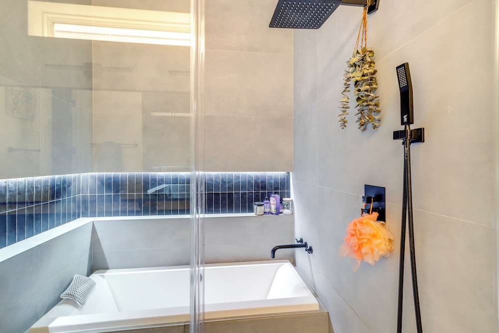 3 Mi to Dtwn: Modern Townhome w/ Yard in Houston