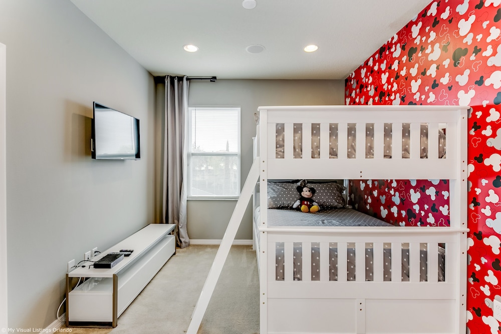 Spacious Home w/ Private Pool/spa! Sleeps 21