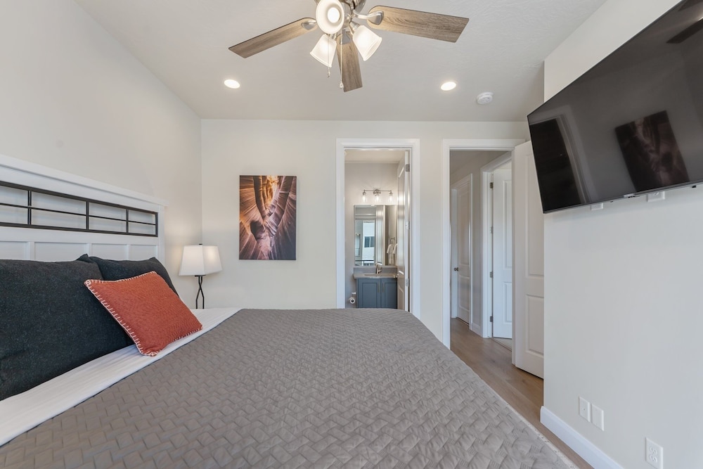 Canyon Country Oasis 6 Bedroom Townhouse