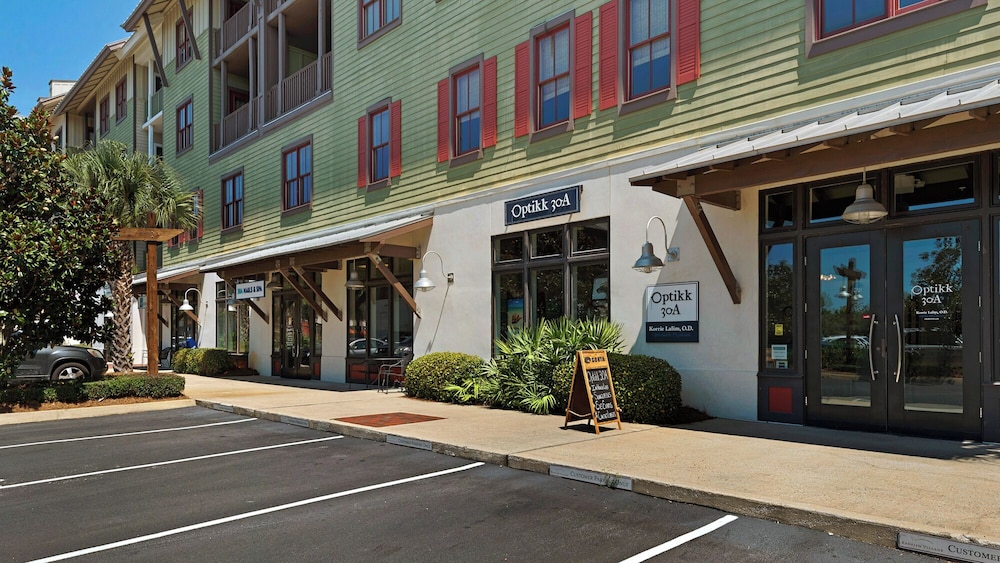 Coastal 3BR Condo With Pool & Shuttle : Snowbird Friendly!
