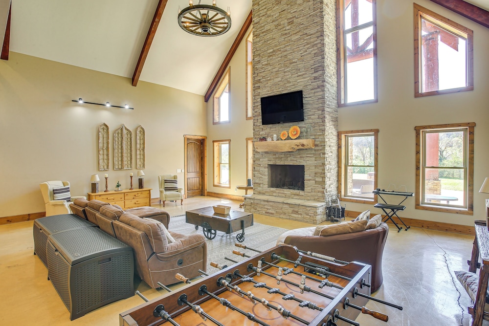 Spacious Group Getaway Near Cumberland River!