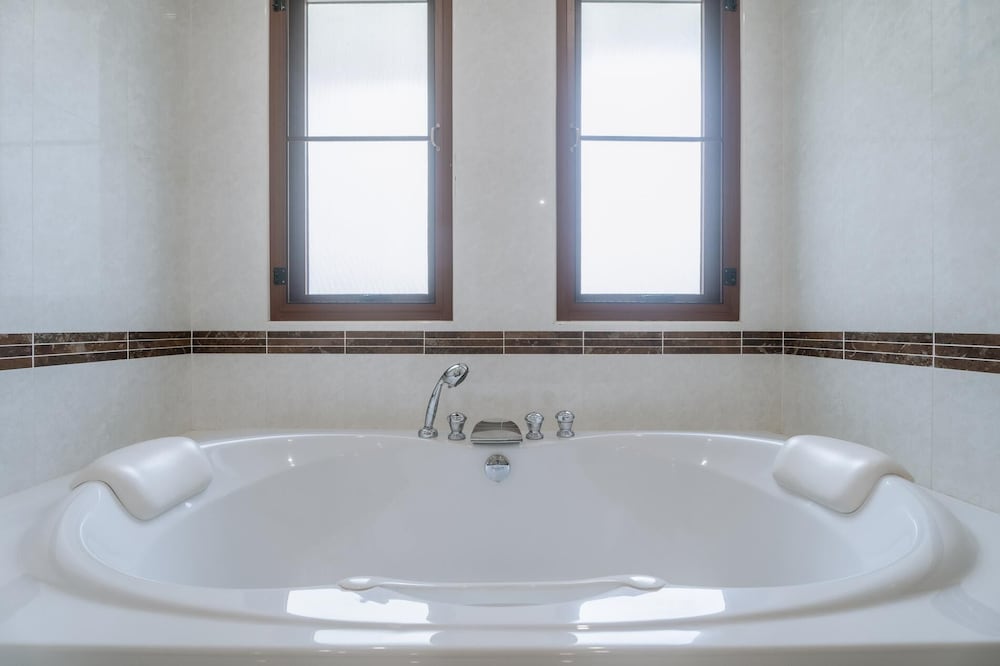 Luxury 3BR Villa 5 Private Pool, Gym & Jacuzzi
