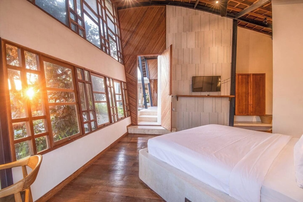Gorgeous 2-br Penthouse With Views, 800m to the Be