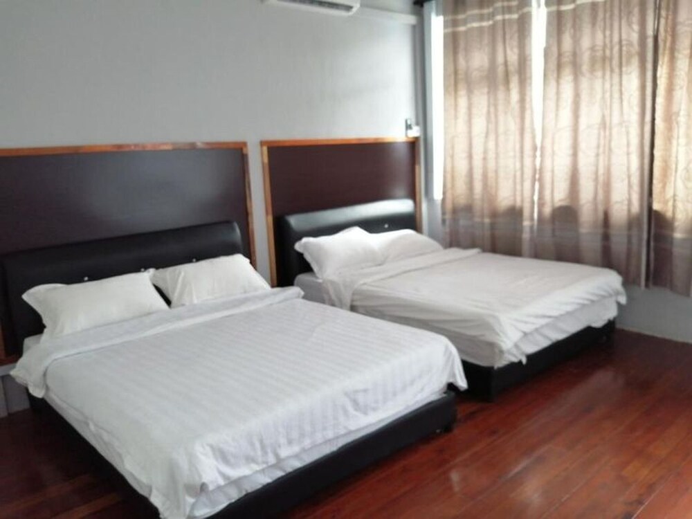 Comfortable Family Room for 4 People in Kuching With Ac - Amida Point Services photo 4