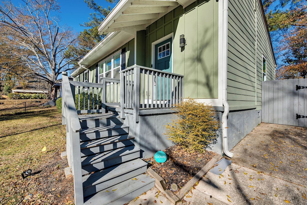 7 Mi to Dtwn Atlanta! Lovely Home w/ Backyard