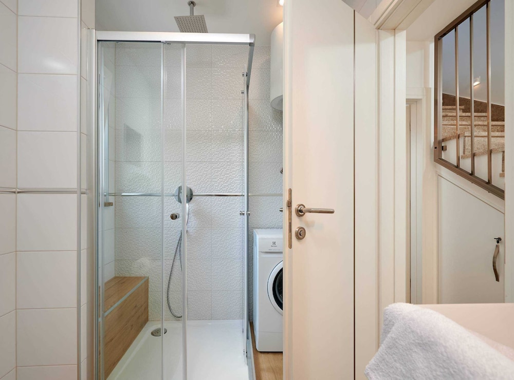 Exclusive Okrug Gornji Apartment With Shared Pool