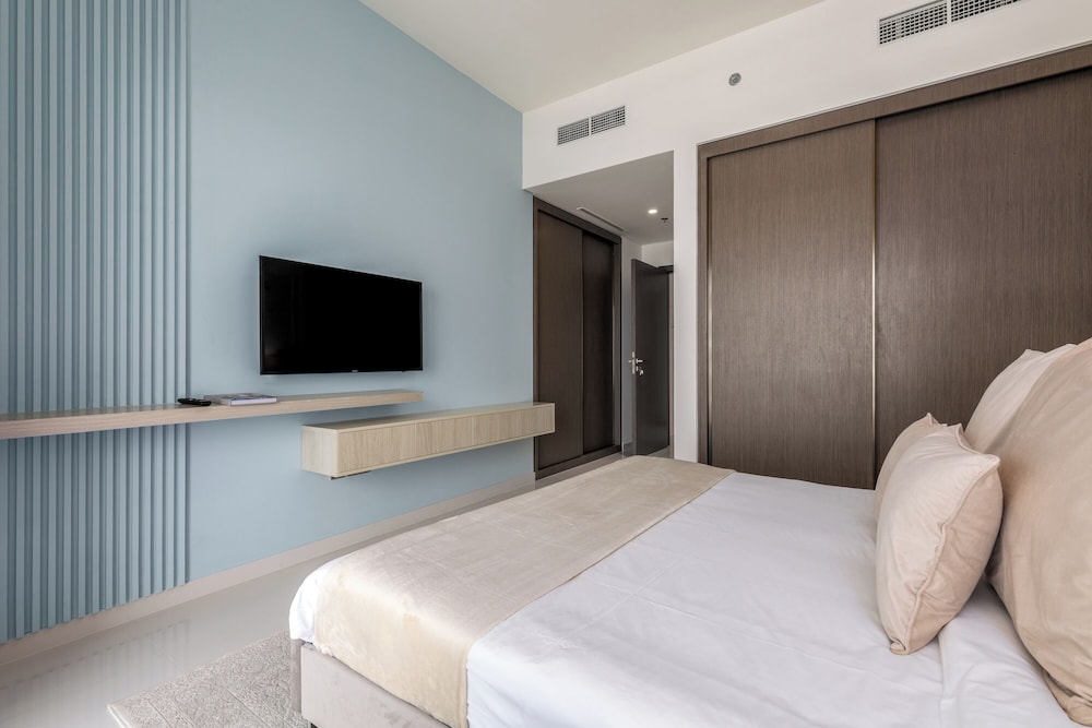 Maison Privee - Waterfront Living w/ Unparalleled Sea and Palm Vws