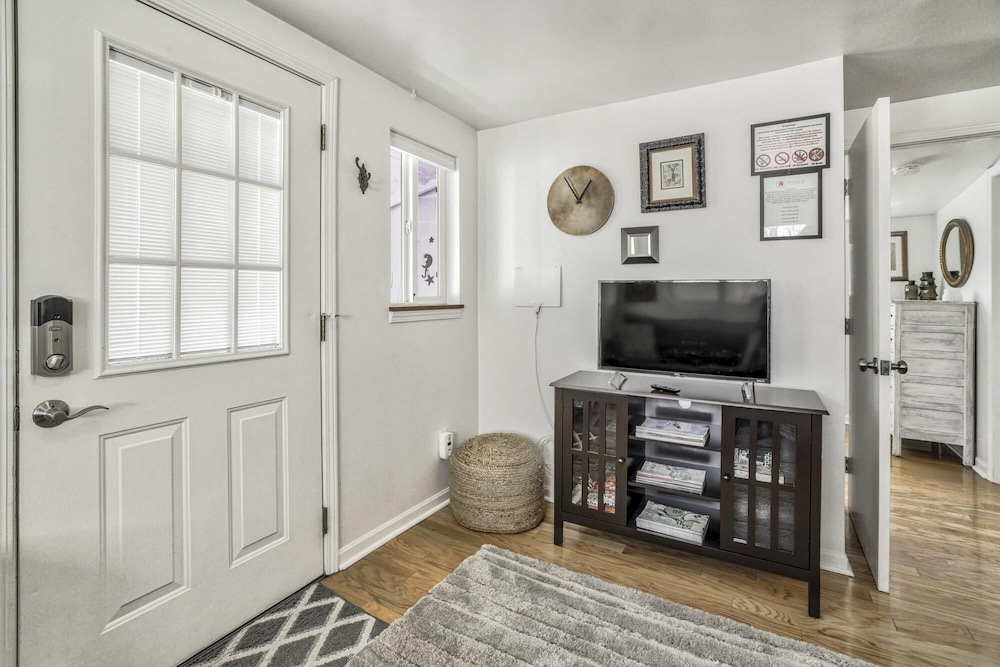 1BR Colorado Cottage Charm Hiking and Broadmoor view 3